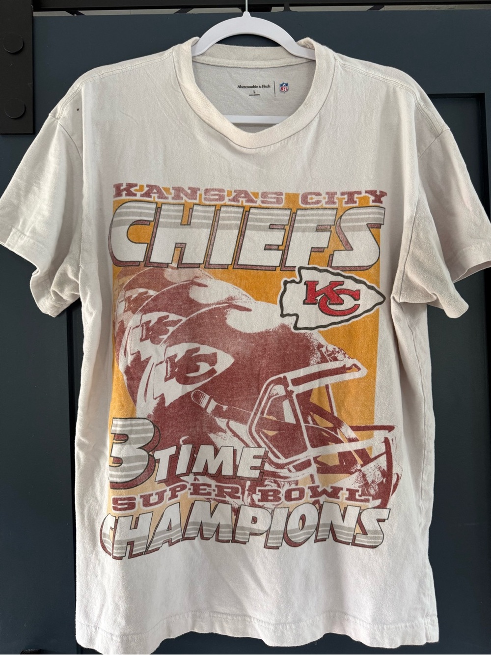 Abercrombie & Fitch White Kansas City Chiefs Graphic Tee